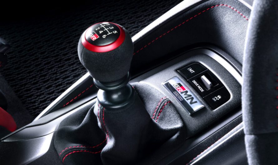 Toyota продовжує тестувати імітацію механічної коробки передач для електромобілів, включно з педаллю зчеплення