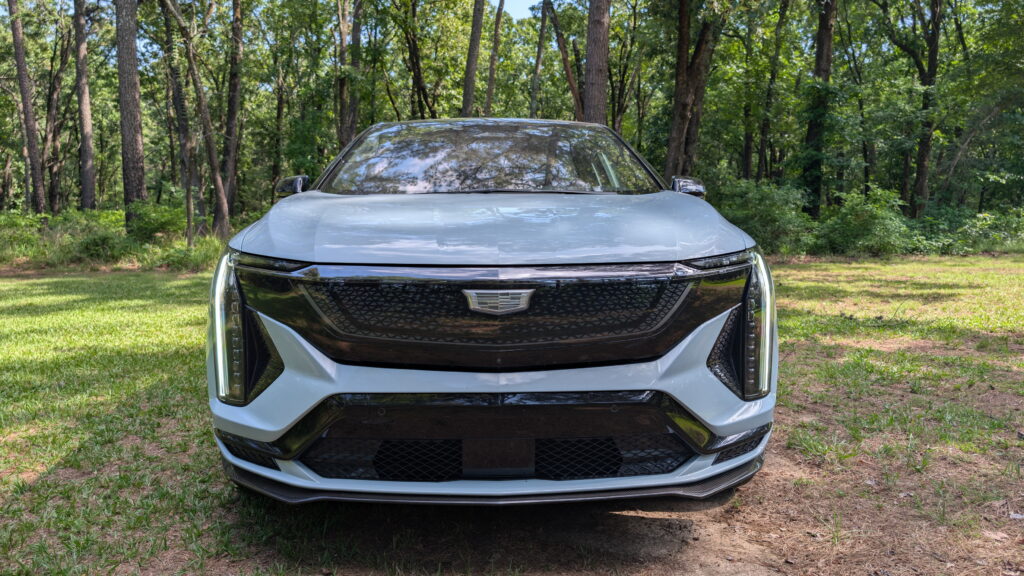 Cadillac Optiq V 2026, нічний знімок
