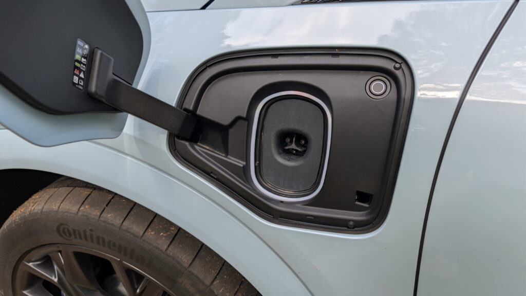Cadillac Optiq V 2026 на зарядці