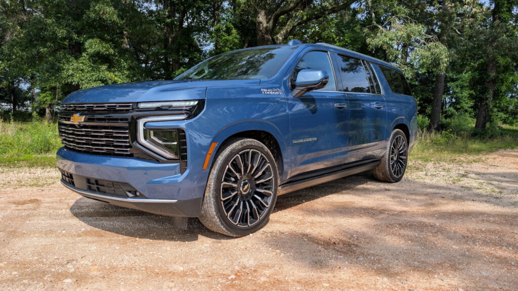 Chevrolet Suburban на дорозі