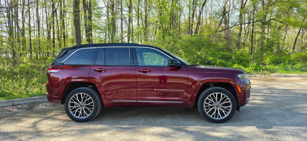 Jeep Grand Cherokee 2026 на дорозі