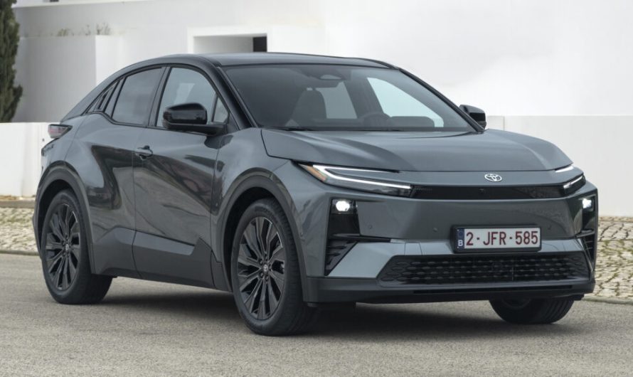 Продажі Toyota у світі продовжують падати через кризу в Китаї, яку компанія пов’язує з вартістю пального