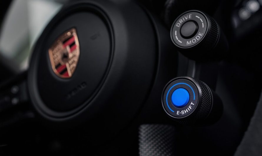2027-й Taycan не має передач, тому Porsche додав вісім імітацій