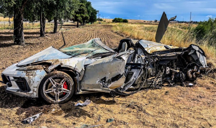 Цей Chevrolet Corvette C8 не витримав аварії, але його водій вижив