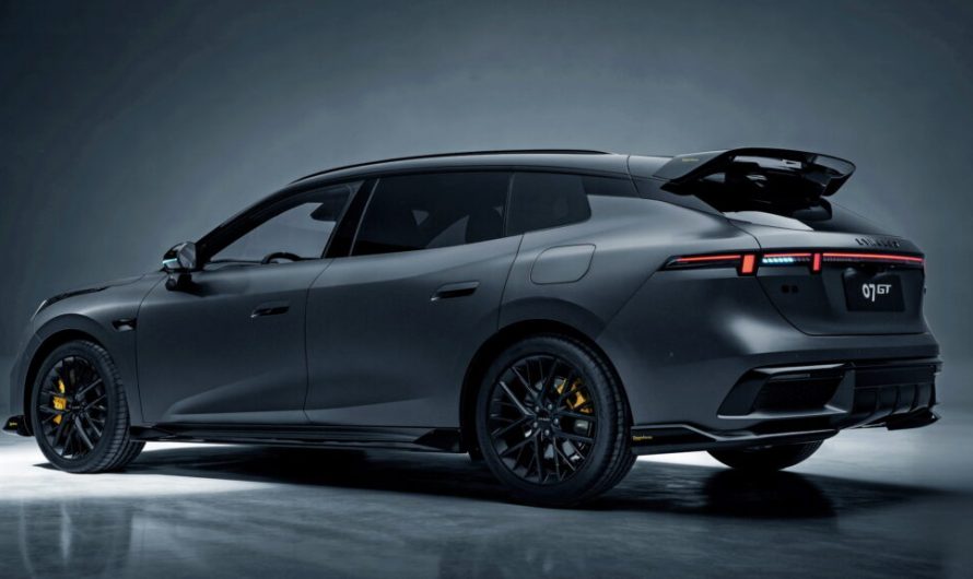 Оригінальний заголовок: “Lynk & Co’s First Wagon Has A Robot That Talks To You From The Dash” Переклад українською: “Перший універсал від Lynk & Co має робота, який розмовляє з вами з приладової панелі” Переписаний заголовок (повне перефразування, збереження сенсу та довжини, лише українська): З приладової панелі першого універсала Lynk & Co з вами спілкується робот