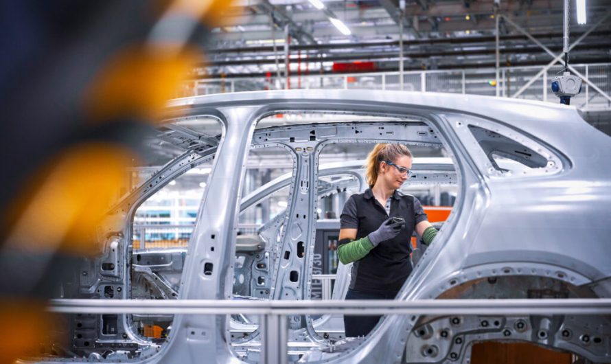 Mercedes закликає співробітників безоплатно виконувати сотні додаткових годин роботи