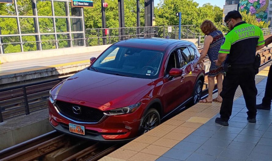 Водійка Mazda через навігацію заїхала на залізничні колії та зупинила рух поїздів на всій лінії