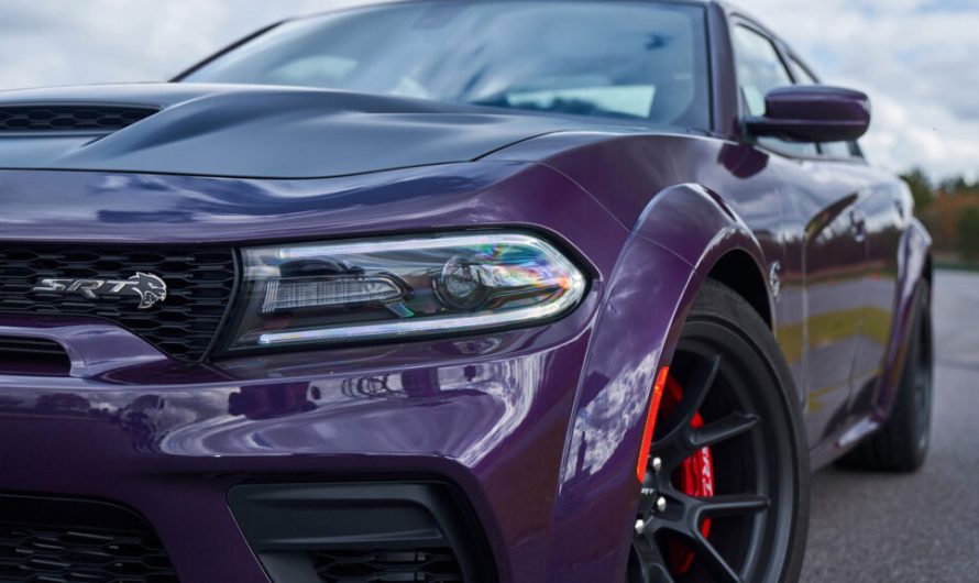 Автомобіліст на Charger тікав від поліції зі швидкістю 210 км/год, але все ж зупинився заради пального