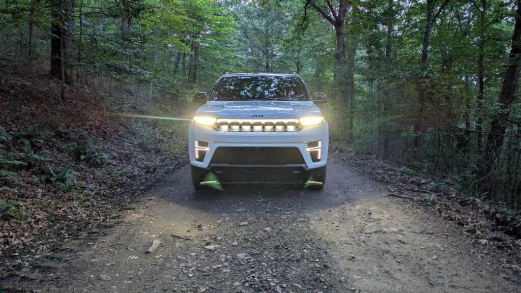 Jeep Grand Wagoneer на дорозі