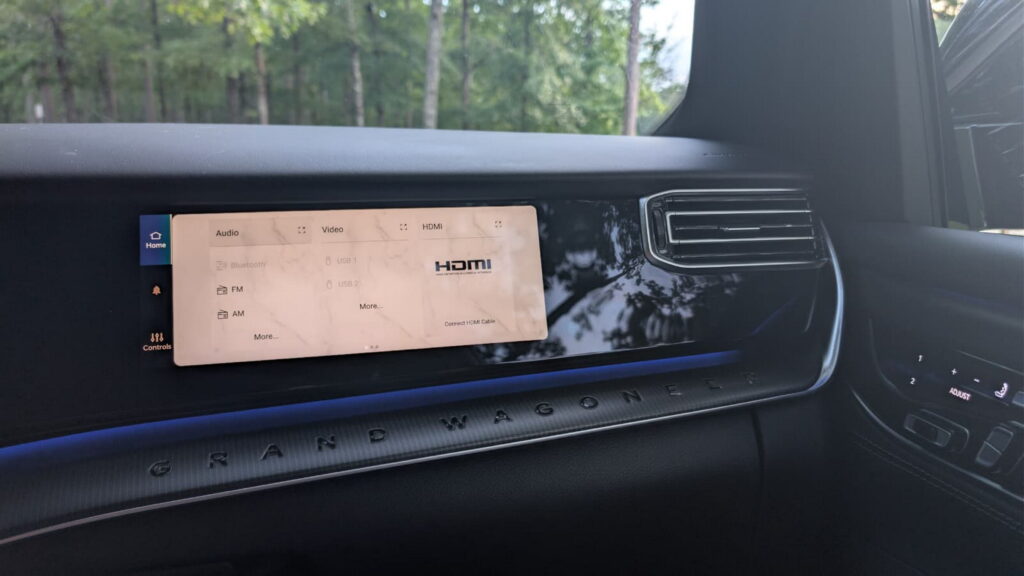Дисплей пасажира Jeep Grand Wagoneer