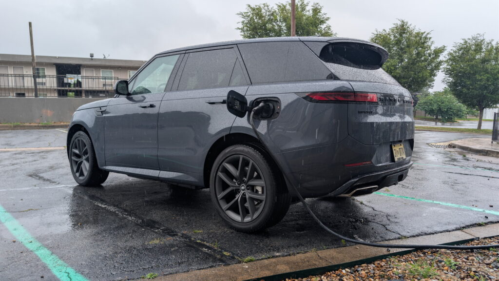 2026 Range Rover Sport PHEV в русі