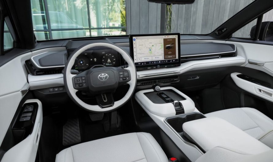 Компанія Toyota відклала запуск нового електричного Highlander, тому бензинова версія залишиться у виробництві