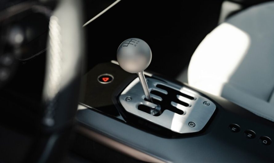 Ferrari 12Cilindri Manuale повертає культовий важіль із огорожею, додаючи сучасні технології