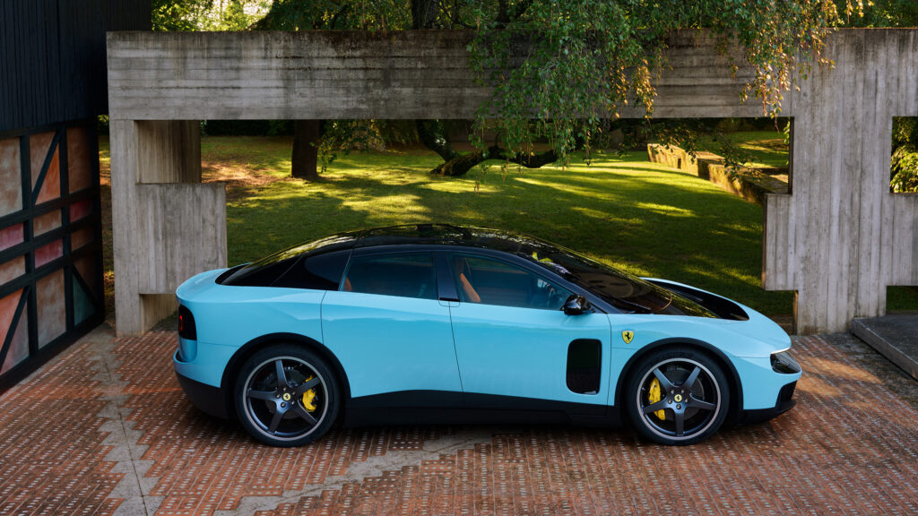 Ferrari Luce EV вид збоку на вулиці
