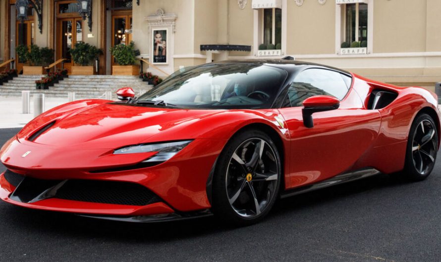 Ferrari SF90 блогера розірвало навпіл, а він вцілів і пішов робити допис