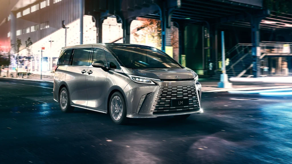 Мінівен GAC M8 коштує більш ніж удвічі дешевше за Lexus LM 500h, однак якість не здається вдвічі гіршою