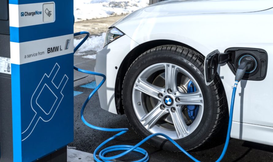 Компанія BMW попередила 29 919 власників гібридів, щоб вони не паркували авто біля дому
