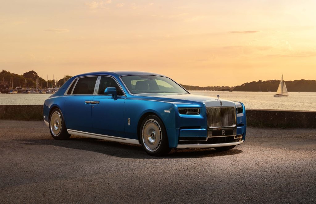 Компанія Rolls-Royce створила ексклюзивний Phantom Regatta в єдиному екземплярі. Спеціальну версію побудували на базі подовженого Phantom Extended, а її світова прем'єра відбудеться на Фестивалі швидкості в Гудвуді. Про це пише Carscoops. Rolls-Royce Phantom Regatta створили за мотивами гоночних яхт Новинка стала даниною гоночним яхтам південного узбережжя Англії. Автомобіль має довжину 5982 мм, що робить його довшим за Cadillac Escalade ESV. Кузов отримав двоколірне оформлення Regatta Blue та English White. За задумом дизайнерів, межа між кольорами нагадує ватерлінію яхти. Образ доповнюють поліровані 22-дюймові диски, виконані у стилі сталевих лебідок, які використовуються на спортивних вітрильниках, а також численні хромовані елементи. Салон також виконаний у морській тематиці. Передню частину оздобили шкірою Navy Blue із контрастною прострочкою Grace White, двоколірним кермом та білими рамками дефлекторів вентиляції. На передній панелі розмістили створену вручну художню композицію Watercolour, натхненну морськими пейзажами. Для її виготовлення Rolls-Royce розробила спеціальні фарби та нову техніку змішування кольорів. Унікальний Phantom Regatta отримав оздоблення у стилі палуби яхти Задня частина салону оформлена у зворотній кольоровій схемі: білі крісла Grace White поєднані із синіми декоративними елементами. Два окремі сидіння розділяє центральна консоль із дерев'яним оздобленням у візерунку «ялинка». Відкидні столики для задніх пасажирів стилізовані під палубу яхти. Кожен із них майстри виготовляли близько 120 годин із 16 планок деревини Royal Walnut, доповнених вставками з Black Bolivar. Автомобіль також отримав підсвічувані дверні панелі та ексклюзивну стелю Starlight Headliner із 1307 оптоволоконними елементами, що імітують припливні течії навколо острова Вайт. Очікується, що Phantom Regatta оснащений 6,75-літровим бензиновим двигуном V12 із подвійним турбонаддувом потужністю 563 к.с. і 900 Нм крутного моменту. Подовжений седан розганяється від 0 до 96 км/год за 5,2 секунди, а його максимальна швидкість становить 250 км/год.