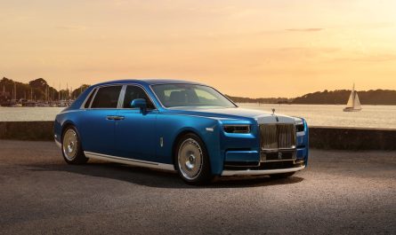 Компанія Rolls-Royce створила ексклюзивний Phantom Regatta в єдиному екземплярі. Спеціальну версію побудували на базі подовженого Phantom Extended, а її світова прем'єра відбудеться на Фестивалі швидкості в Гудвуді. Про це пише Carscoops. Rolls-Royce Phantom Regatta створили за мотивами гоночних яхт Новинка стала даниною гоночним яхтам південного узбережжя Англії. Автомобіль має довжину 5982 мм, що робить його довшим за Cadillac Escalade ESV. Кузов отримав двоколірне оформлення Regatta Blue та English White. За задумом дизайнерів, межа між кольорами нагадує ватерлінію яхти. Образ доповнюють поліровані 22-дюймові диски, виконані у стилі сталевих лебідок, які використовуються на спортивних вітрильниках, а також численні хромовані елементи. Салон також виконаний у морській тематиці. Передню частину оздобили шкірою Navy Blue із контрастною прострочкою Grace White, двоколірним кермом та білими рамками дефлекторів вентиляції. На передній панелі розмістили створену вручну художню композицію Watercolour, натхненну морськими пейзажами. Для її виготовлення Rolls-Royce розробила спеціальні фарби та нову техніку змішування кольорів. Унікальний Phantom Regatta отримав оздоблення у стилі палуби яхти Задня частина салону оформлена у зворотній кольоровій схемі: білі крісла Grace White поєднані із синіми декоративними елементами. Два окремі сидіння розділяє центральна консоль із дерев'яним оздобленням у візерунку «ялинка». Відкидні столики для задніх пасажирів стилізовані під палубу яхти. Кожен із них майстри виготовляли близько 120 годин із 16 планок деревини Royal Walnut, доповнених вставками з Black Bolivar. Автомобіль також отримав підсвічувані дверні панелі та ексклюзивну стелю Starlight Headliner із 1307 оптоволоконними елементами, що імітують припливні течії навколо острова Вайт. Очікується, що Phantom Regatta оснащений 6,75-літровим бензиновим двигуном V12 із подвійним турбонаддувом потужністю 563 к.с. і 900 Нм крутного моменту. Подовжений седан розганяється від 0 до 96 км/год за 5,2 секунди, а його максимальна швидкість становить 250 км/год.