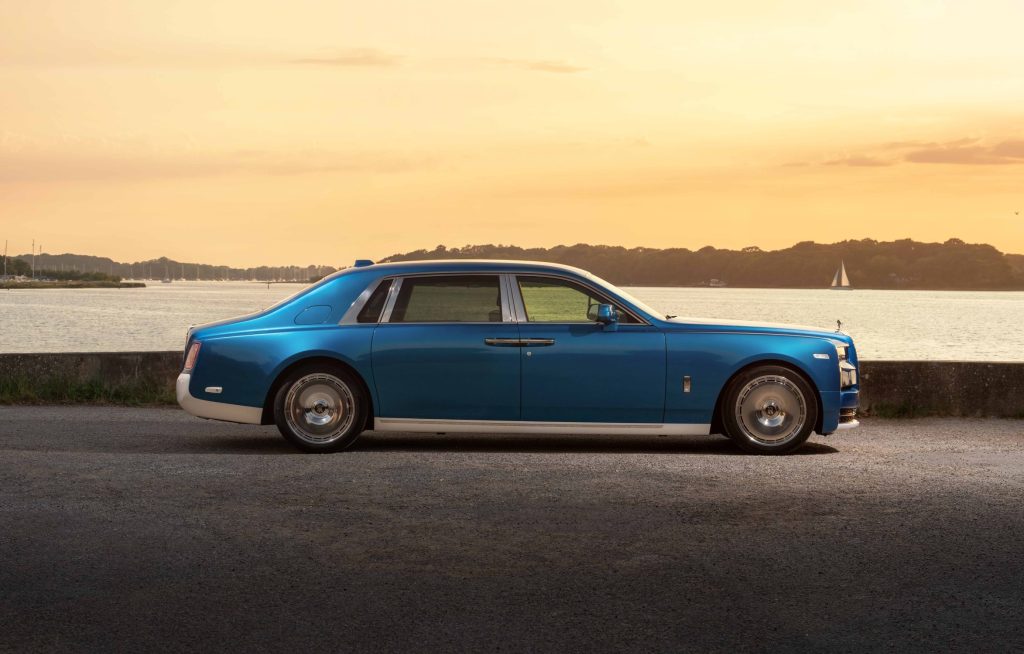 Компанія Rolls-Royce створила ексклюзивний Phantom Regatta в єдиному екземплярі. Спеціальну версію побудували на базі подовженого Phantom Extended, а її світова прем'єра відбудеться на Фестивалі швидкості в Гудвуді. Про це пише Carscoops. Rolls-Royce Phantom Regatta створили за мотивами гоночних яхт Новинка стала даниною гоночним яхтам південного узбережжя Англії. Автомобіль має довжину 5982 мм, що робить його довшим за Cadillac Escalade ESV. Кузов отримав двоколірне оформлення Regatta Blue та English White. За задумом дизайнерів, межа між кольорами нагадує ватерлінію яхти. Образ доповнюють поліровані 22-дюймові диски, виконані у стилі сталевих лебідок, які використовуються на спортивних вітрильниках, а також численні хромовані елементи. Салон також виконаний у морській тематиці. Передню частину оздобили шкірою Navy Blue із контрастною прострочкою Grace White, двоколірним кермом та білими рамками дефлекторів вентиляції. На передній панелі розмістили створену вручну художню композицію Watercolour, натхненну морськими пейзажами. Для її виготовлення Rolls-Royce розробила спеціальні фарби та нову техніку змішування кольорів. Унікальний Phantom Regatta отримав оздоблення у стилі палуби яхти Задня частина салону оформлена у зворотній кольоровій схемі: білі крісла Grace White поєднані із синіми декоративними елементами. Два окремі сидіння розділяє центральна консоль із дерев'яним оздобленням у візерунку «ялинка». Відкидні столики для задніх пасажирів стилізовані під палубу яхти. Кожен із них майстри виготовляли близько 120 годин із 16 планок деревини Royal Walnut, доповнених вставками з Black Bolivar. Автомобіль також отримав підсвічувані дверні панелі та ексклюзивну стелю Starlight Headliner із 1307 оптоволоконними елементами, що імітують припливні течії навколо острова Вайт. Очікується, що Phantom Regatta оснащений 6,75-літровим бензиновим двигуном V12 із подвійним турбонаддувом потужністю 563 к.с. і 900 Нм крутного моменту. Подовжений седан розганяється від 0 до 96 км/год за 5,2 секунди, а його максимальна швидкість становить 250 км/год.