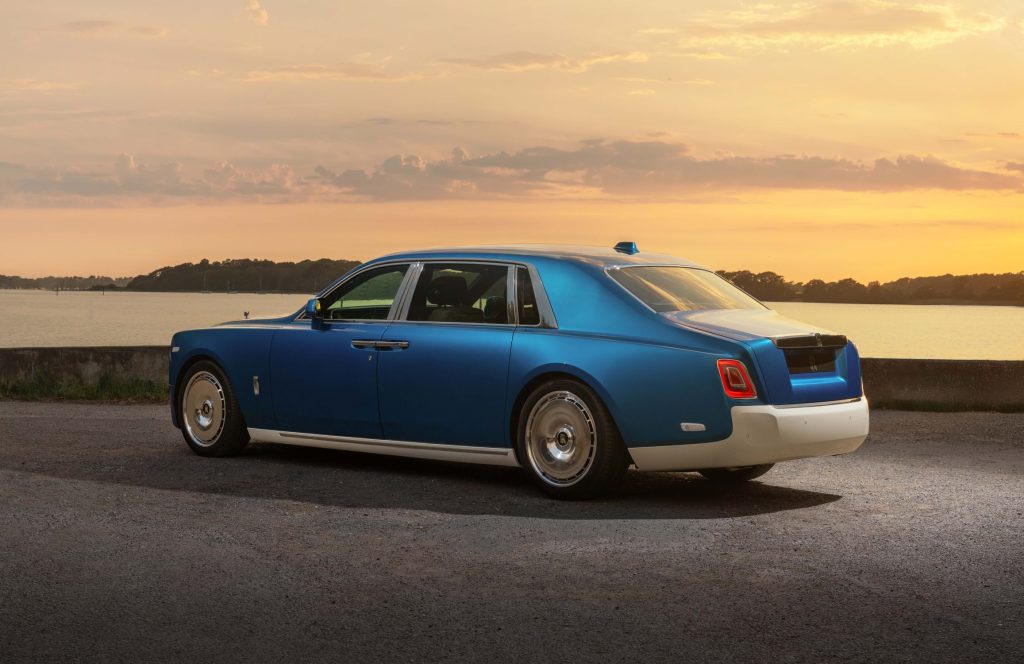 Компанія Rolls-Royce створила ексклюзивний Phantom Regatta в єдиному екземплярі. Спеціальну версію побудували на базі подовженого Phantom Extended, а її світова прем'єра відбудеться на Фестивалі швидкості в Гудвуді. Про це пише Carscoops. Rolls-Royce Phantom Regatta створили за мотивами гоночних яхт Новинка стала даниною гоночним яхтам південного узбережжя Англії. Автомобіль має довжину 5982 мм, що робить його довшим за Cadillac Escalade ESV. Кузов отримав двоколірне оформлення Regatta Blue та English White. За задумом дизайнерів, межа між кольорами нагадує ватерлінію яхти. Образ доповнюють поліровані 22-дюймові диски, виконані у стилі сталевих лебідок, які використовуються на спортивних вітрильниках, а також численні хромовані елементи. Салон також виконаний у морській тематиці. Передню частину оздобили шкірою Navy Blue із контрастною прострочкою Grace White, двоколірним кермом та білими рамками дефлекторів вентиляції. На передній панелі розмістили створену вручну художню композицію Watercolour, натхненну морськими пейзажами. Для її виготовлення Rolls-Royce розробила спеціальні фарби та нову техніку змішування кольорів. Унікальний Phantom Regatta отримав оздоблення у стилі палуби яхти Задня частина салону оформлена у зворотній кольоровій схемі: білі крісла Grace White поєднані із синіми декоративними елементами. Два окремі сидіння розділяє центральна консоль із дерев'яним оздобленням у візерунку «ялинка». Відкидні столики для задніх пасажирів стилізовані під палубу яхти. Кожен із них майстри виготовляли близько 120 годин із 16 планок деревини Royal Walnut, доповнених вставками з Black Bolivar. Автомобіль також отримав підсвічувані дверні панелі та ексклюзивну стелю Starlight Headliner із 1307 оптоволоконними елементами, що імітують припливні течії навколо острова Вайт. Очікується, що Phantom Regatta оснащений 6,75-літровим бензиновим двигуном V12 із подвійним турбонаддувом потужністю 563 к.с. і 900 Нм крутного моменту. Подовжений седан розганяється від 0 до 96 км/год за 5,2 секунди, а його максимальна швидкість становить 250 км/год.