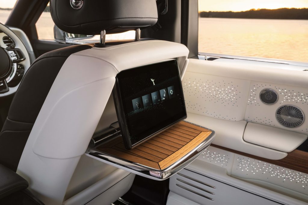 Компанія Rolls-Royce створила ексклюзивний Phantom Regatta в єдиному екземплярі. Спеціальну версію побудували на базі подовженого Phantom Extended, а її світова прем'єра відбудеться на Фестивалі швидкості в Гудвуді. Про це пише Carscoops. Rolls-Royce Phantom Regatta створили за мотивами гоночних яхт Новинка стала даниною гоночним яхтам південного узбережжя Англії. Автомобіль має довжину 5982 мм, що робить його довшим за Cadillac Escalade ESV. Кузов отримав двоколірне оформлення Regatta Blue та English White. За задумом дизайнерів, межа між кольорами нагадує ватерлінію яхти. Образ доповнюють поліровані 22-дюймові диски, виконані у стилі сталевих лебідок, які використовуються на спортивних вітрильниках, а також численні хромовані елементи. Салон також виконаний у морській тематиці. Передню частину оздобили шкірою Navy Blue із контрастною прострочкою Grace White, двоколірним кермом та білими рамками дефлекторів вентиляції. На передній панелі розмістили створену вручну художню композицію Watercolour, натхненну морськими пейзажами. Для її виготовлення Rolls-Royce розробила спеціальні фарби та нову техніку змішування кольорів. Унікальний Phantom Regatta отримав оздоблення у стилі палуби яхти Задня частина салону оформлена у зворотній кольоровій схемі: білі крісла Grace White поєднані із синіми декоративними елементами. Два окремі сидіння розділяє центральна консоль із дерев'яним оздобленням у візерунку «ялинка». Відкидні столики для задніх пасажирів стилізовані під палубу яхти. Кожен із них майстри виготовляли близько 120 годин із 16 планок деревини Royal Walnut, доповнених вставками з Black Bolivar. Автомобіль також отримав підсвічувані дверні панелі та ексклюзивну стелю Starlight Headliner із 1307 оптоволоконними елементами, що імітують припливні течії навколо острова Вайт. Очікується, що Phantom Regatta оснащений 6,75-літровим бензиновим двигуном V12 із подвійним турбонаддувом потужністю 563 к.с. і 900 Нм крутного моменту. Подовжений седан розганяється від 0 до 96 км/год за 5,2 секунди, а його максимальна швидкість становить 250 км/год.