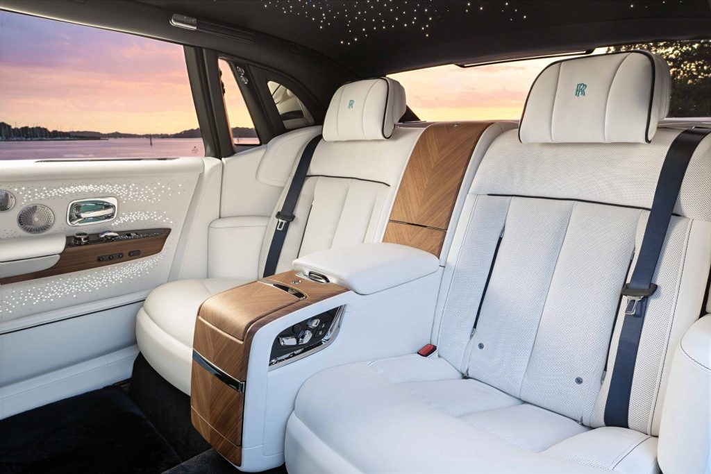 Компанія Rolls-Royce створила ексклюзивний Phantom Regatta в єдиному екземплярі. Спеціальну версію побудували на базі подовженого Phantom Extended, а її світова прем'єра відбудеться на Фестивалі швидкості в Гудвуді. Про це пише Carscoops. Rolls-Royce Phantom Regatta створили за мотивами гоночних яхт Новинка стала даниною гоночним яхтам південного узбережжя Англії. Автомобіль має довжину 5982 мм, що робить його довшим за Cadillac Escalade ESV. Кузов отримав двоколірне оформлення Regatta Blue та English White. За задумом дизайнерів, межа між кольорами нагадує ватерлінію яхти. Образ доповнюють поліровані 22-дюймові диски, виконані у стилі сталевих лебідок, які використовуються на спортивних вітрильниках, а також численні хромовані елементи. Салон також виконаний у морській тематиці. Передню частину оздобили шкірою Navy Blue із контрастною прострочкою Grace White, двоколірним кермом та білими рамками дефлекторів вентиляції. На передній панелі розмістили створену вручну художню композицію Watercolour, натхненну морськими пейзажами. Для її виготовлення Rolls-Royce розробила спеціальні фарби та нову техніку змішування кольорів. Унікальний Phantom Regatta отримав оздоблення у стилі палуби яхти Задня частина салону оформлена у зворотній кольоровій схемі: білі крісла Grace White поєднані із синіми декоративними елементами. Два окремі сидіння розділяє центральна консоль із дерев'яним оздобленням у візерунку «ялинка». Відкидні столики для задніх пасажирів стилізовані під палубу яхти. Кожен із них майстри виготовляли близько 120 годин із 16 планок деревини Royal Walnut, доповнених вставками з Black Bolivar. Автомобіль також отримав підсвічувані дверні панелі та ексклюзивну стелю Starlight Headliner із 1307 оптоволоконними елементами, що імітують припливні течії навколо острова Вайт. Очікується, що Phantom Regatta оснащений 6,75-літровим бензиновим двигуном V12 із подвійним турбонаддувом потужністю 563 к.с. і 900 Нм крутного моменту. Подовжений седан розганяється від 0 до 96 км/год за 5,2 секунди, а його максимальна швидкість становить 250 км/год.