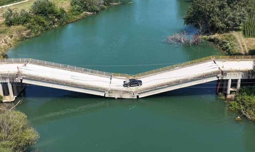 Цей міст обвалився роками тому, але водії ніколи не припиняли ним користуватися