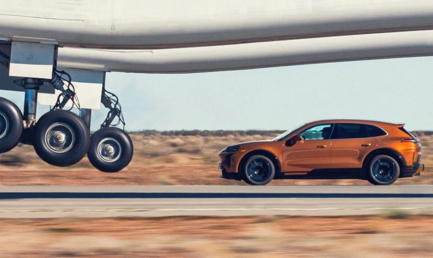 Під час зльоту авіалайнера Porsche вагою 5831 фунт розігнався до 167 миль на годину просто під ним