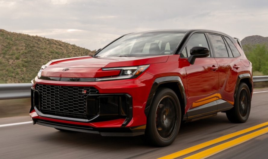 Toyota визнала, що новий RAV4 переборщив із екранами, і навіть Китай із цим згоден