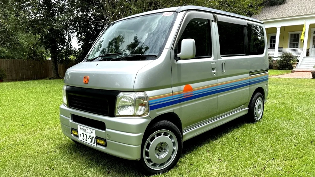 Компактний мікроавтобус Honda Vamos оснащений приводом на задні колеса, ручною трансмісією та мотором під заднім рядом сидінь