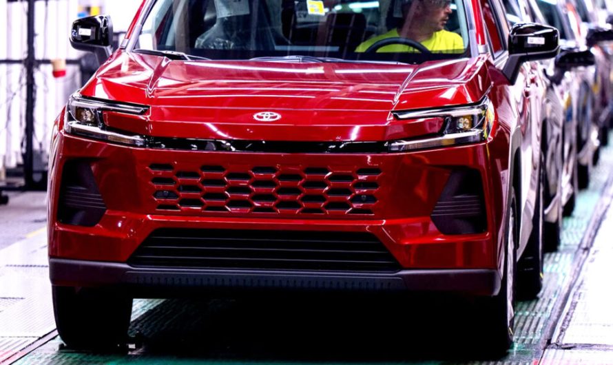 Найпопулярніший Toyota RAV4 втратив третину продажів, але покупці тут ні до чого