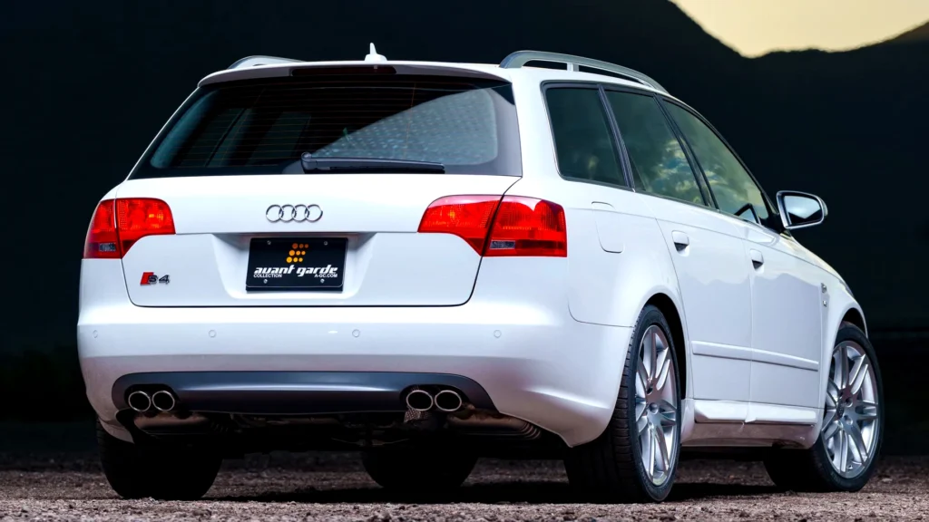 Універсал Audi S4 з пробігом 3700 миль оснащено V8, механічною коробкою та прихованою умовою для кожного нового власника
