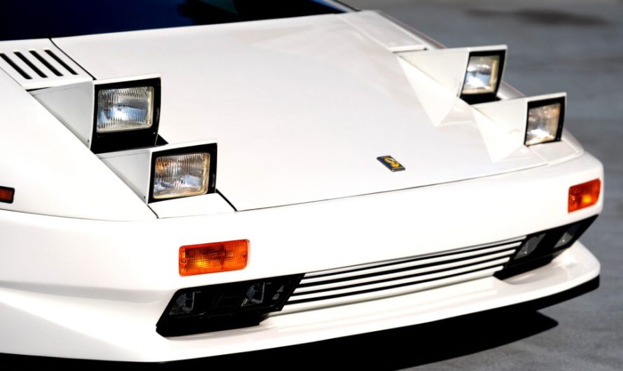Chrysler відмовився від цієї розробки Lamborghini, тому вона воскресла з 16 циліндрами та чотирма підйомними фарами
