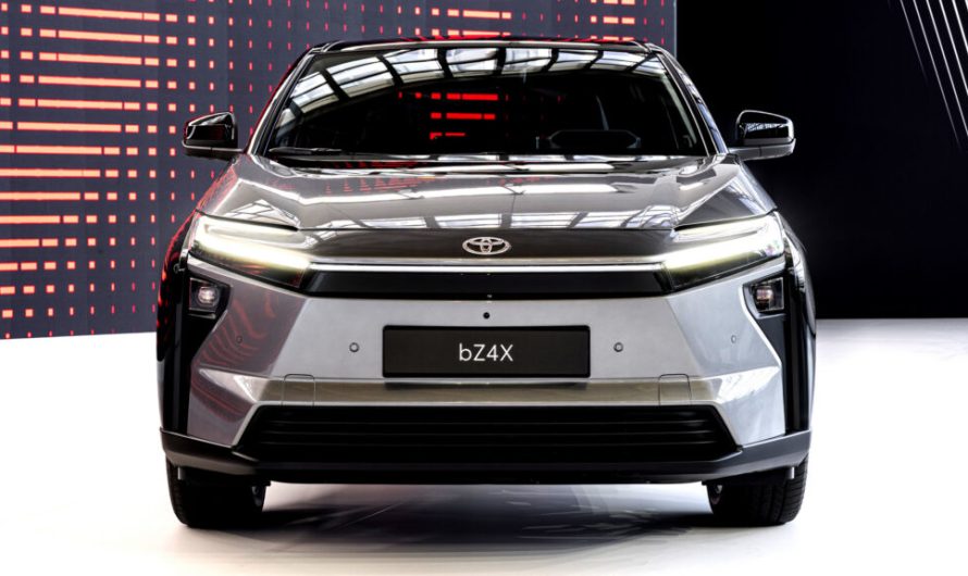 Токіо так прагне бачити вас за кермом електрокара, що Toyota за $30 150 можна взяти лише за $13 820