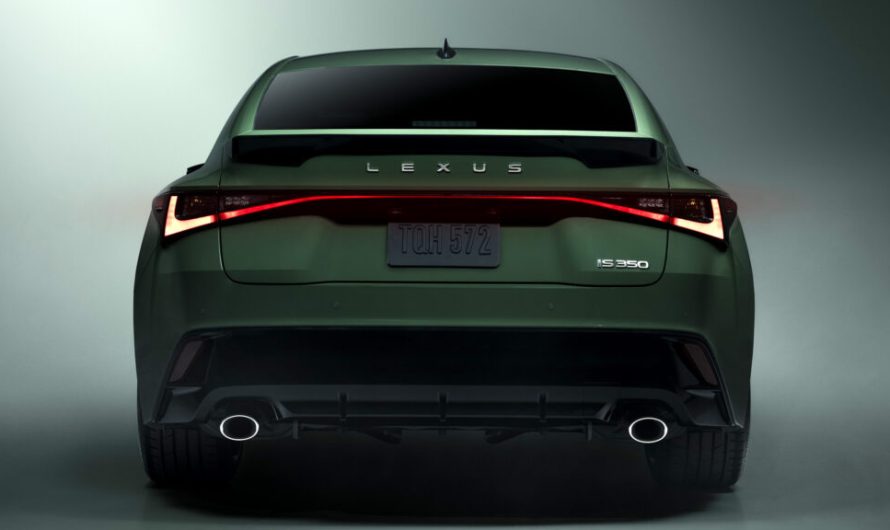 Lexus продовжує пропонувати спортивний седан із атмосферним V6, але такий зелений відтінок доступний лише для 350 автівок