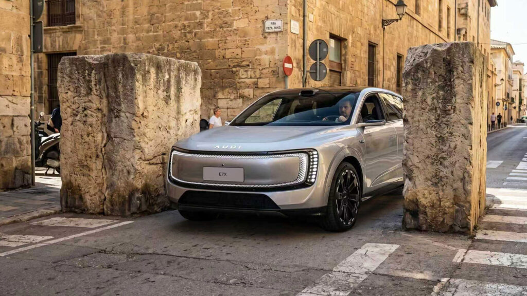 AUDI E7X на дорозі