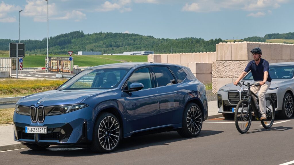 BMW iX3 об’їжджає перешкоду