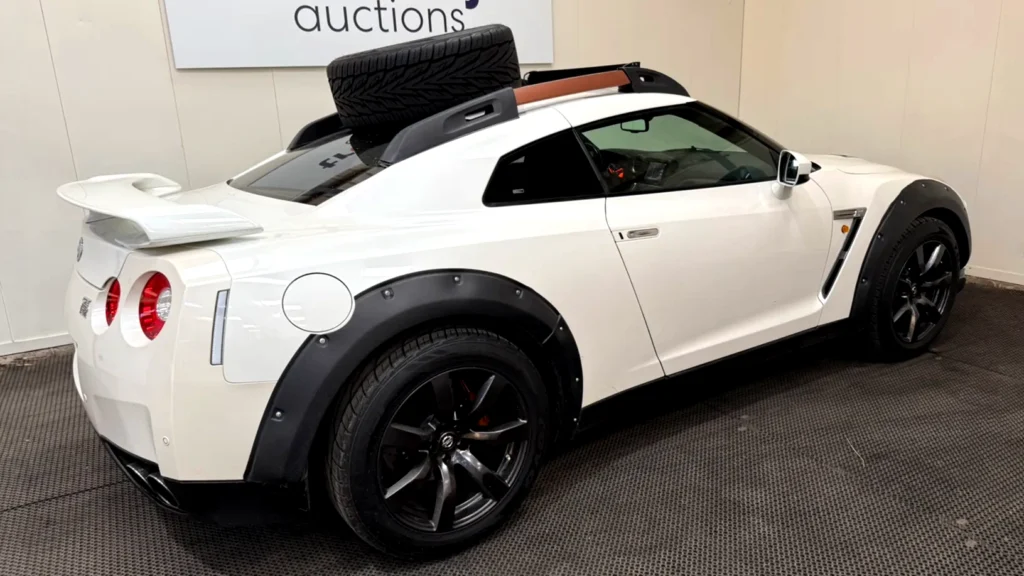 Один умілець підняв Nissan GT-R, закріпив запаску на даху та назвав це позашляховиком