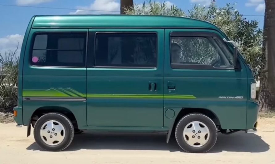 Цей фургончик Honda, аби набрати 60 миль на годину, мусить використати кожну з п’яти швидкостей і витратити ціле життя