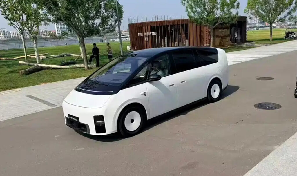 Li Auto Mega на дорозі
