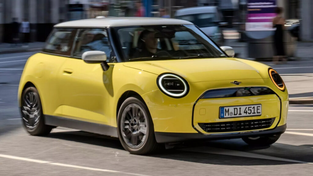 Наступне покоління Mini Cooper може порушити головне правило, якого дотримується майже 70 років