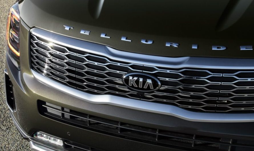 Автодилер, за словами клієнтки, розібрав її Kia, щоб полагодити інше авто, і вона все зняла на відео