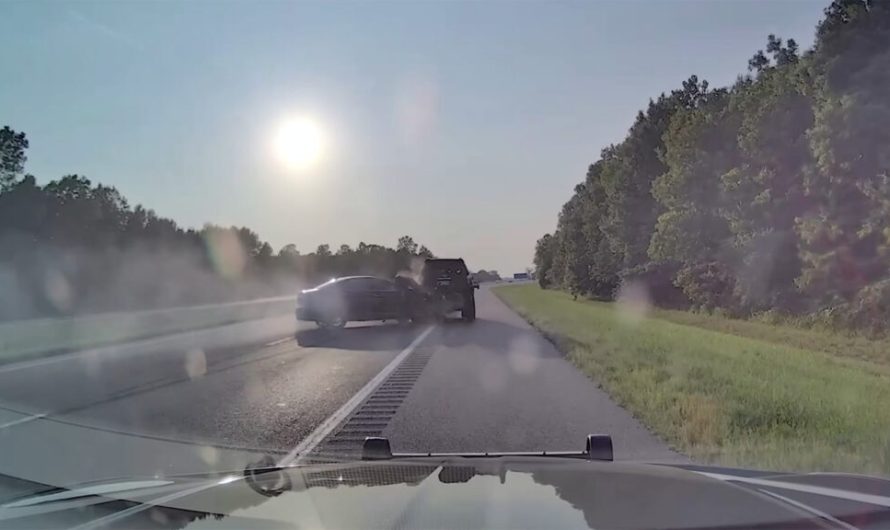 Під час погоні на 130 миль/год поліцейський маневр відправив до лікарні ні в чому не винну літню пару