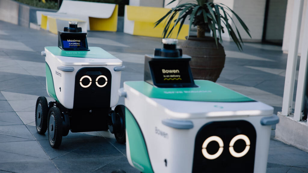 Робот Serve Robotics на тротуарі