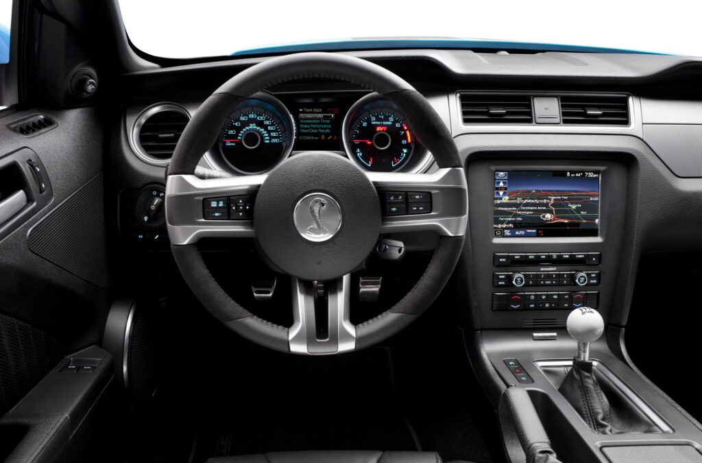 Пошкоджений Ford Mustang після зіткнення з літаком в аеропорту