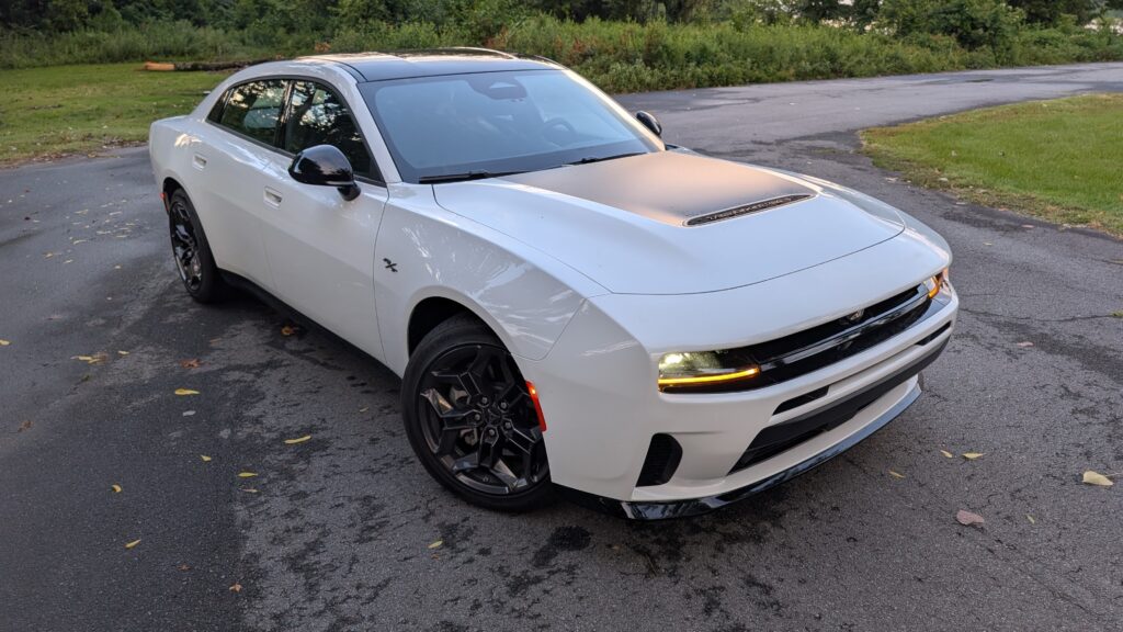 Dodge Charger R/T на дорозі