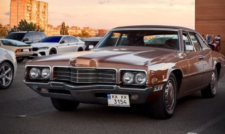 Ford Thunderbird Landau Sedan