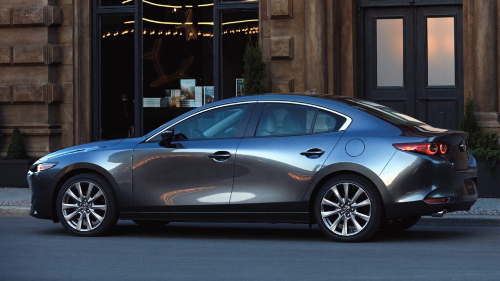 Продажі Mazda зросли минулого місяця, включно з MX-5