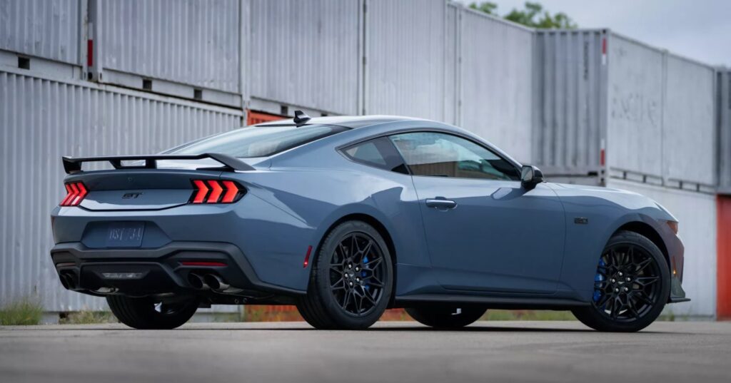 Ford Mustang GT ззаду
